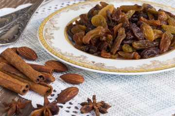 handful of raisins