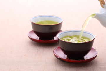 お茶を注ぐ