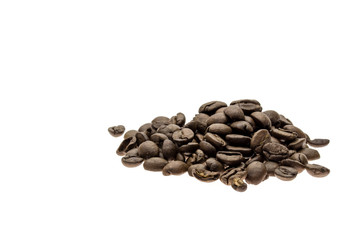 Geröstete Kaffeebohnen auf weißem Hintergrund
