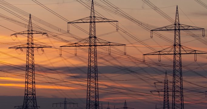4k Strommasten im Abendlicht
