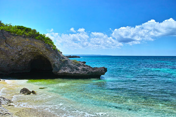 真夏の宮古島　横穴のある海岸