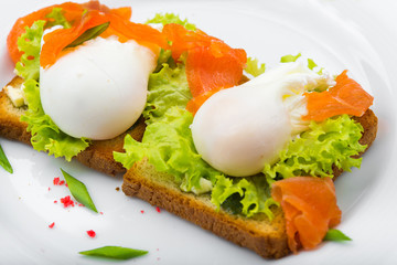 poached egg and green salad