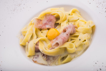 pasta carbonara with raw egg