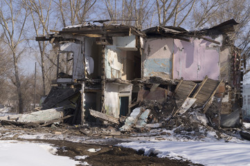 Дом в два этажа разрушен