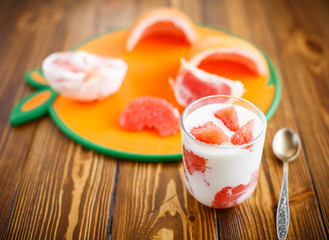 Greek yogurt with red grapefruit 