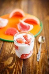 Greek yogurt with red grapefruit 