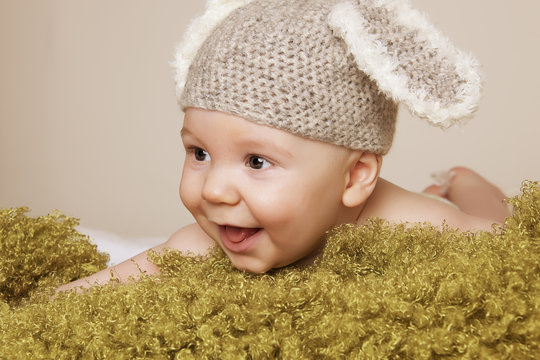 Osterbaby lachend