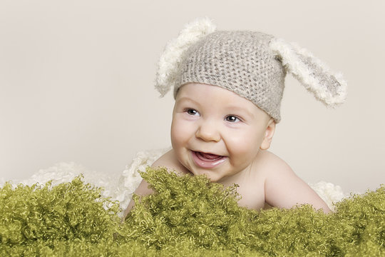 Osterbaby s&uuml;&szlig;es L&auml;cheln