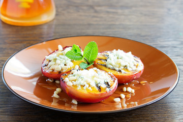Grilled peaches with honey and gorgonzola.