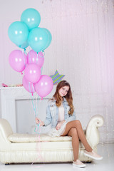 Obraz na płótnie Canvas Pretty teen girl with blue and pink balloons
