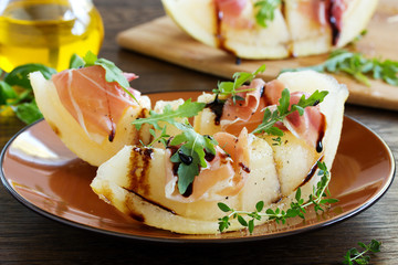Salt with melon, prosciutto and balsamic cream.