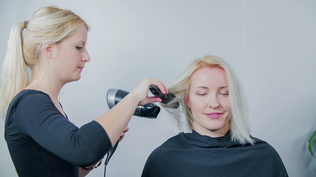 Curling the hair while draying it