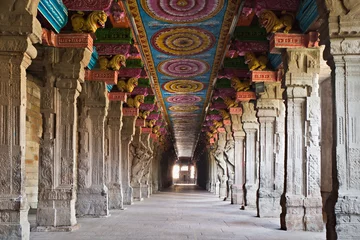 Zelfklevend Fotobehang Binnen de Meenakshi-tempel © saiko3p