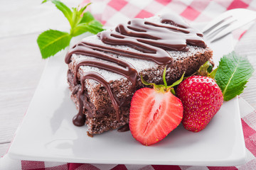 Chocolate cake with strawberries