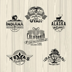 Индиана, Юта, Аляска, Калифорния, Техас, Каролина, стилизованные эмблемы на светлом фоне