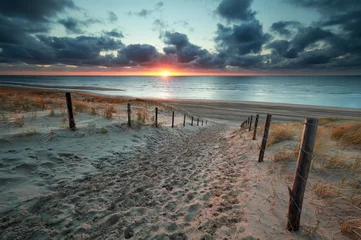 Stickers pour porte Mer du Nord, Pays-Bas chemin de sable vers la plage de la mer du Nord au coucher du soleil