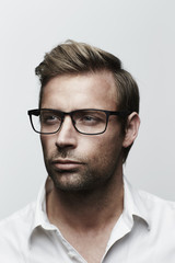 Obraz premium Handsome guy in glasses, looking away