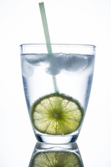 Wasserglas und Limette