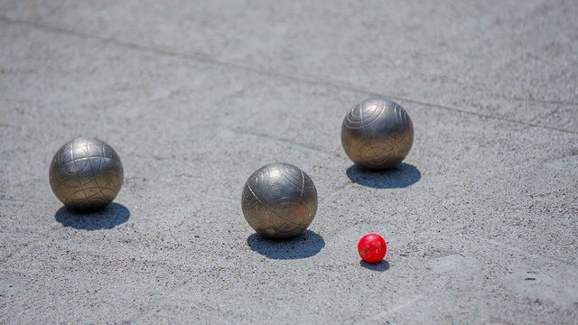 Four balls is waiting for players on court