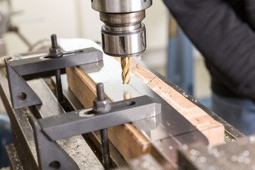 Bohrer dreht sich im Metallwerkstück