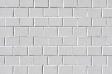 Weiß gestrichenes Mauerwerk