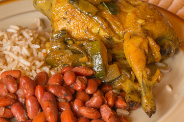 assiette créole, caille rôtie à la marmite, riz épicé, haricots rouges, courgettes en cari