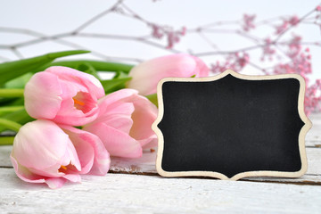 Vintage-Tafel und rosa Tulpen