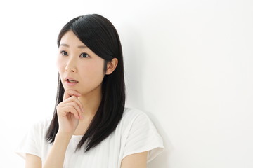 悩む・若い女性