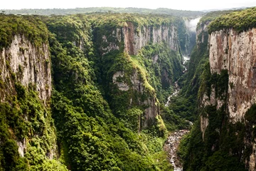 Fototapete Schlucht Klippen der Itaimbezinho-Schlucht im Süden Brasiliens