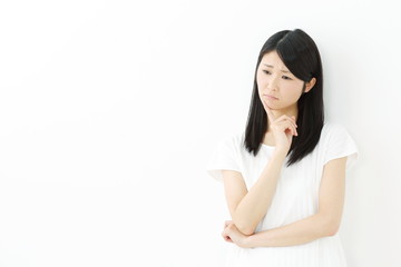 悩む・若い女性