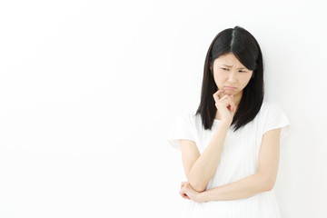 悩む・若い女性