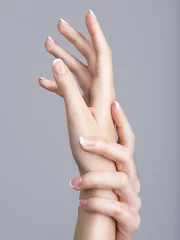Fototapete Maniküre Schöne weibliche Hände mit französischer Maniküre auf den Nägeln