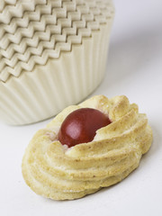 Biscottino di pasta frolla alle mandorle con ciliegia candita