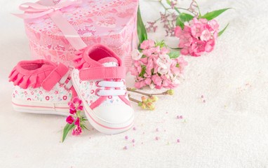 rosa Babyschuhe und Geschenk