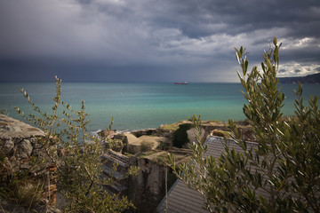 Blick &uuml;bers Mittelmeer grauer Himmel