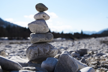 Wegmarkierung in einem trockengefallenen Flussbett