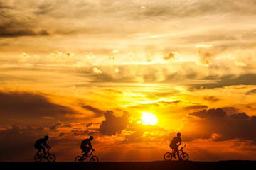 Obraz premium Friends on a bike trip at sunset. Active lifestyle, cycling hobby.