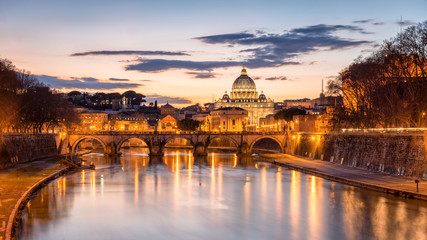 Plakat Night view of the Basilica St Peter in Rome, Italy