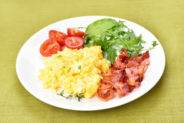 Scrambled eggs, bacon and vegetable
