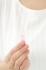 目薬・若い女性