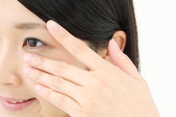 目元・若い女性