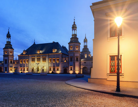 Fototapeta Bishops Palace and lantern in Kielce, in the evening.