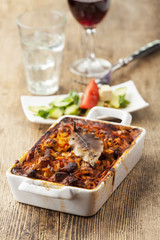 griechisches Giouvetsi in einer Auflaufform