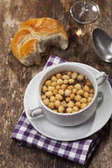 frische Suppe mit Suppe Perlen