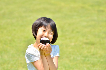 おにぎりを食べる女の子