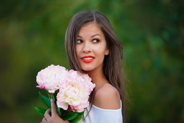 Fototapeta premium brunette woman with white peonies