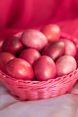 Obraz na płótnie Canvas Easter pink eggs in basket