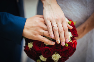 Obraz na płótnie Canvas Hands on wedding bouquet