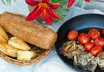 жареные на гриле куски мяса и помидоры 