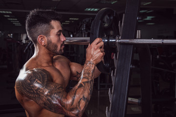 Fototapeta na wymiar Handsome muscular man in the gym.